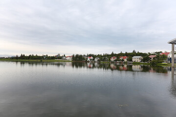 Fototapeta na wymiar houses on the lake