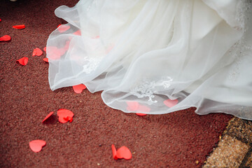 Traîne de robe de mariée de luxe de couleur blanche entourée de confettis en forme de coeur...