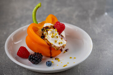 Quark mit Beeren Balsamico Pistazien in einer Paprika