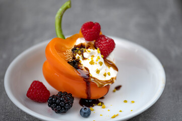 Quark mit Beeren Balsamico Pistazien in einer Paprika