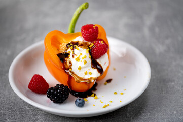 Quark mit Beeren Balsamico Pistazien in einer Paprika