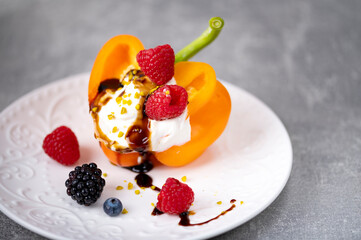 Quark mit Beeren Balsamico Pistazien in einer Paprika