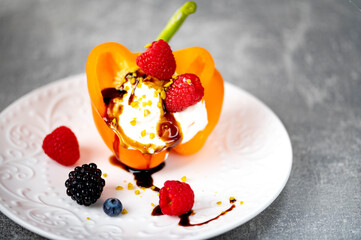 Quark mit Beeren Balsamico Pistazien in einer Paprika