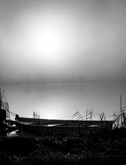 Jezioro i stara łódka, mocna ekspozycja przez światło słoneczne © artur