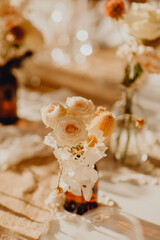 Table de mariage naturelle décorée de fleurs 
