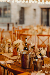 Chaleureuse table de mariage et service du vin