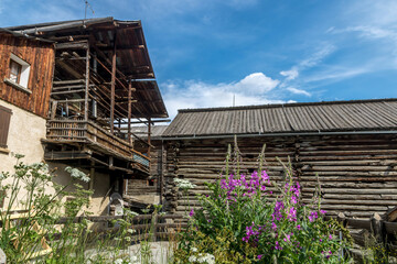 Maison traditionnelle à fuste , Village de Saint -Véran en été  , Massif du Queyras ....