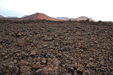 Lanzarote, Parco Nazionale di TImanfaya. Distesa di lava su sfondo di montagne.