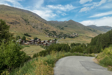 Hameau de Pierre Grosse &agrave; Molines en Queyras , en &eacute;t&eacute; . Paysage des Hautes Alpes