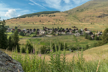 Hameau de Pierre Grosse à Molines en Queyras , en été . Paysage des Hautes Alpes
