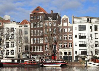 Fototapeta na wymiar Amsterdam 's-Gravelandseveer Street View with Buildings and Boats, Netherlands