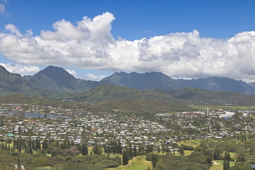 Fototapeta na wymiar The Koolau mountains rise dramatically above the town of Kailua in the island of Oahu
