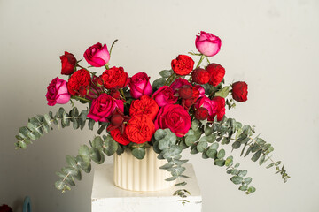 arreglo floral de rosas inglesas, rosas rojas y rosas fuscia con eucalipto en base de ceramica...