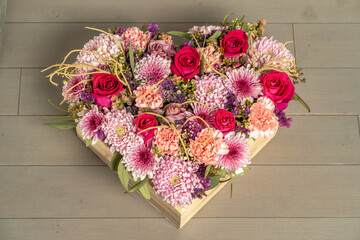 arreglo floral en forma de corazon con flores frescas de temporada para san valentin 14 de febrero...