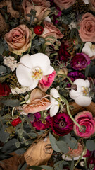 elegantes y lujosos centros de mesa y arreglos florales para boda con rosas y orquideas en troncos de manzano 
