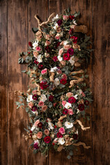 elegantes y lujosos centros de mesa y arreglos florales para boda con rosas y orquideas en troncos de manzano 