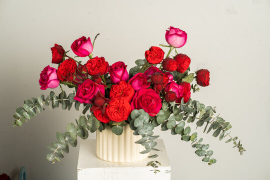 arreglo floral de rosas inglesas, rosas rojas y rosas fuscia con eucalipto en base de ceramica beige para san valentin 14 de febrero