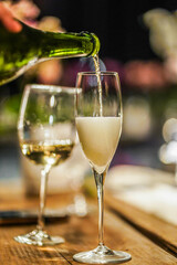 Sommelier sirviendo champagne espumoso en copa 