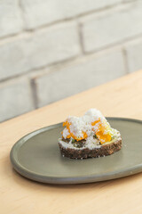 sope de maiz azul con flores de cempasuchil y queso fresco rallado plato mexicano gourmet 