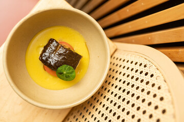  filete de pescado blanco lobina rayada del pacifico bañada en mole mexicano 