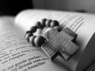 une bible et une croix 