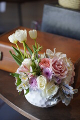 Arreglo floral en cerámica con tulipanes, rosas y margaritas