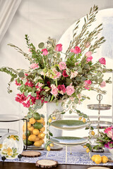 Romanticismo toscano: Arreglo floral de rosas y claveles con limones