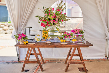 Romanticismo toscano: Arreglo floral de rosas y claveles con limones