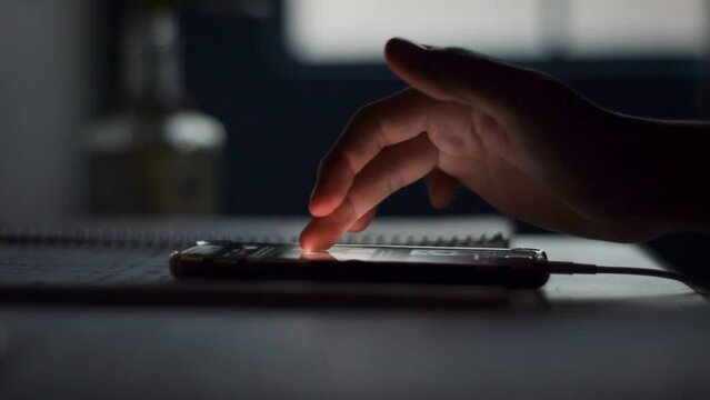 una mano deslizando sobre un feed en un celular