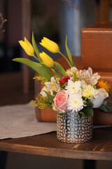 Armonía de primavera: Arreglo floral con tulipanes rosas, margaritas y alstromerias en base de cerámica chica