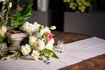 Arreglo floral para boda con orquideas, dhalias, rosas, hortensias y proteas en base de concreto 