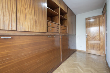 Bedroom with custom-made library with old wooden folding single beds and oak parquet floors