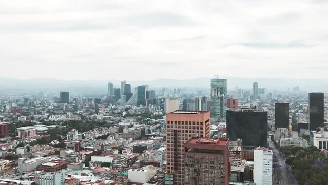 Vista a&eacute;rea del centro de la Ciudad de M&eacute;xico con direcci&oacute;n a la Avenida Paseo de la Reforma y todos sus edificios sobresalientes