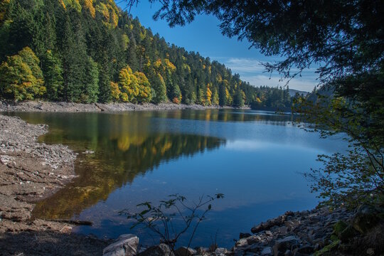 Le lac d"Altenweiher dans les Vosges en Automne - Vall&eacute;e de Mittlach pr&egrave;s de Munster