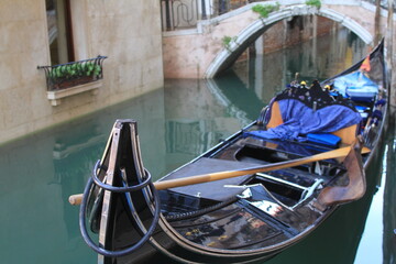 Fototapeta na wymiar Gondel in den Kanälen von Venedig (Italien)