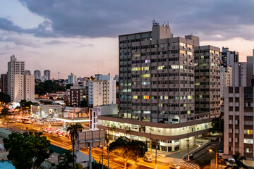 Fototapeta na wymiar Final de tarde em Campinas, na avenida Princesa D'Oeste. São Paulo, Brasil.