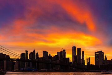 Obraz premium Brooklyn Bridge and Manhattan at sunset