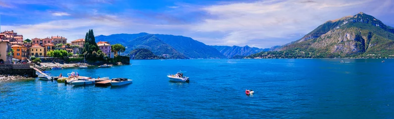 Foto op Plexiglas One of the most beautiful lakes of Italy - Lago di Como. panoramic view of beautiful Varenna village, popular tourist attraction © Freesurf
