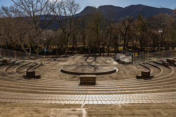 Fototapeta na wymiar 背景に山のある公園の広場