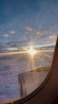 Soleado Amanecer desde una ventana de avi&oacute;n.