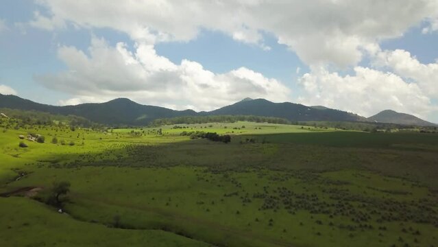 Vuelo de drone en Tapalpa Jalisco Mexico, zona ''Las piedrotas'' 
Monta&ntilde;as con nubes, pasto verde y un bello cielo azul.