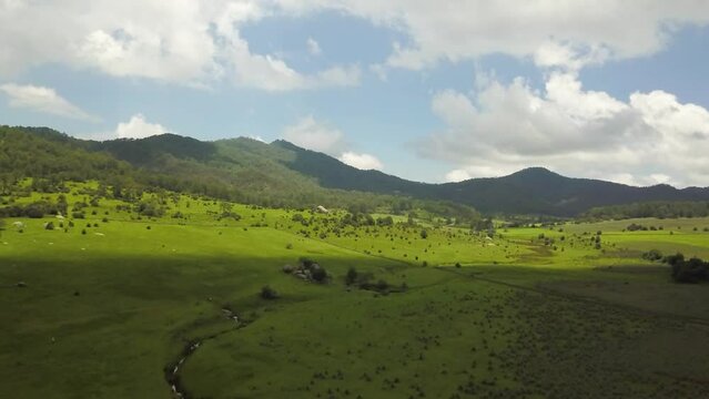 Vuelo de drone en Tapalpa Jalisco Mexico, zona ''Las piedrotas'' 
Monta&ntilde;as con nubes, pasto verde y un bello cielo azul.