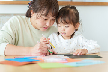 お絵描きをして遊ぶ女の子とお母さん