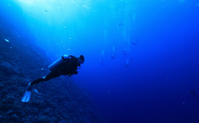 diver scuba depth blue lonely