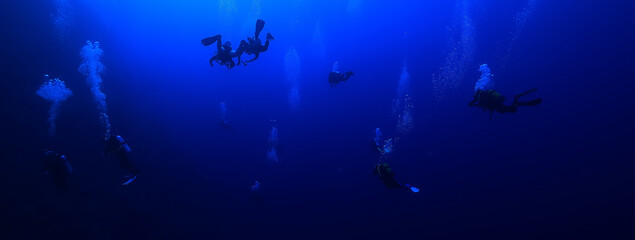 Obraz na płótnie Canvas group of divers depth bubbles dive