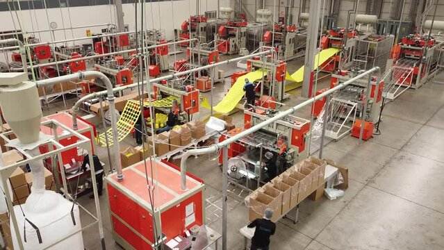 Vuelo de drone en interio de empresa de reciclaje de PET, termoformado y fabricaci&oacute;n de empaques PET, linea de producci&oacute;n.