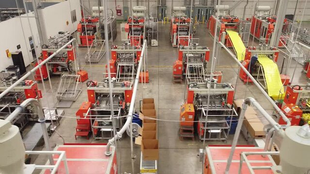 Vuelo de drone en interio de empresa de reciclaje de PET, termoformado y fabricaci&oacute;n de empaques PET, linea de producci&oacute;n.