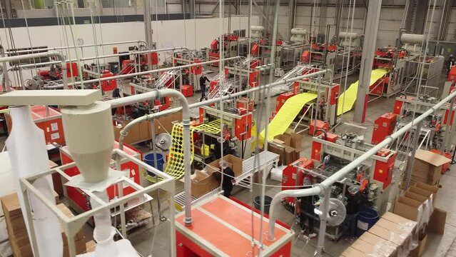 Vuelo de drone en interio de empresa de reciclaje de PET, termoformado y fabricaci&oacute;n de empaques PET, linea de producci&oacute;n.