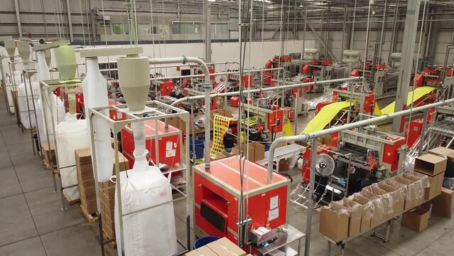 Vuelo de drone en interio de empresa de reciclaje de PET, termoformado y fabricaci&oacute;n de empaques PET, linea de producci&oacute;n.