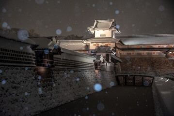 雪が降る夜の金沢城
